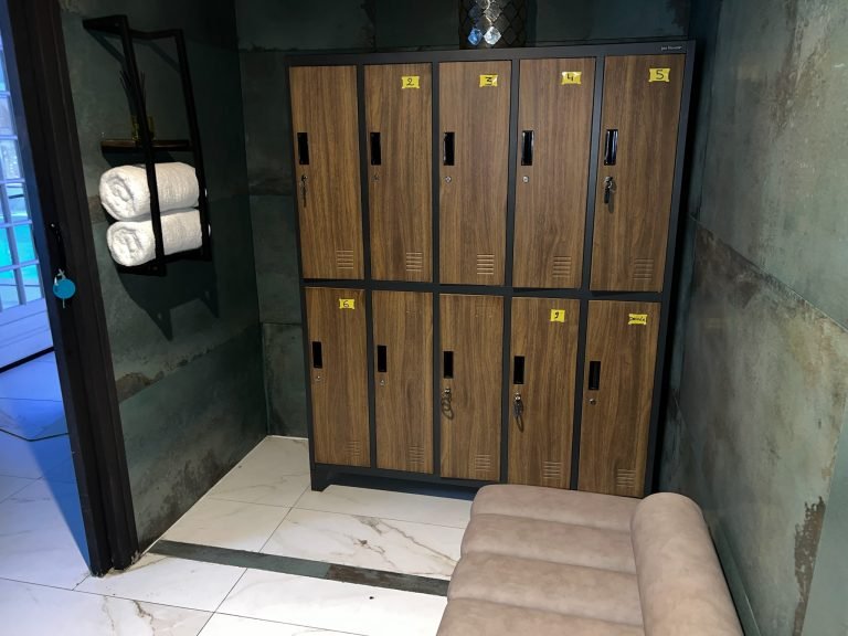 Vestiaires avec casiers en bois et canapé élégant